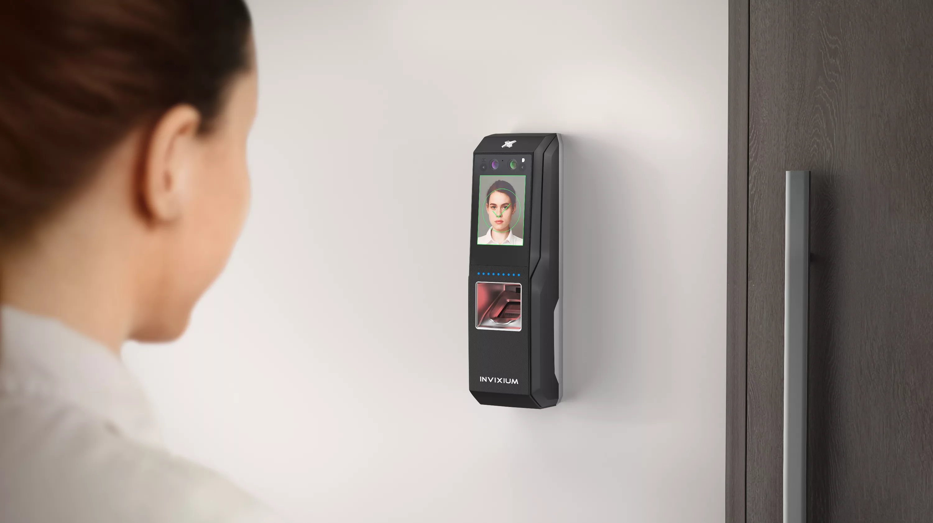 Invixium_IXM TFACE woman at door.png