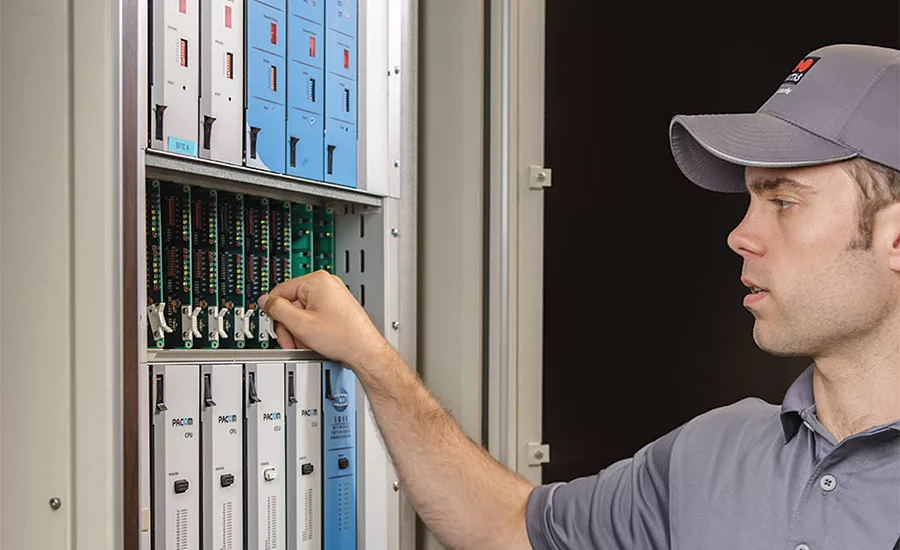 A Securitas ES technician